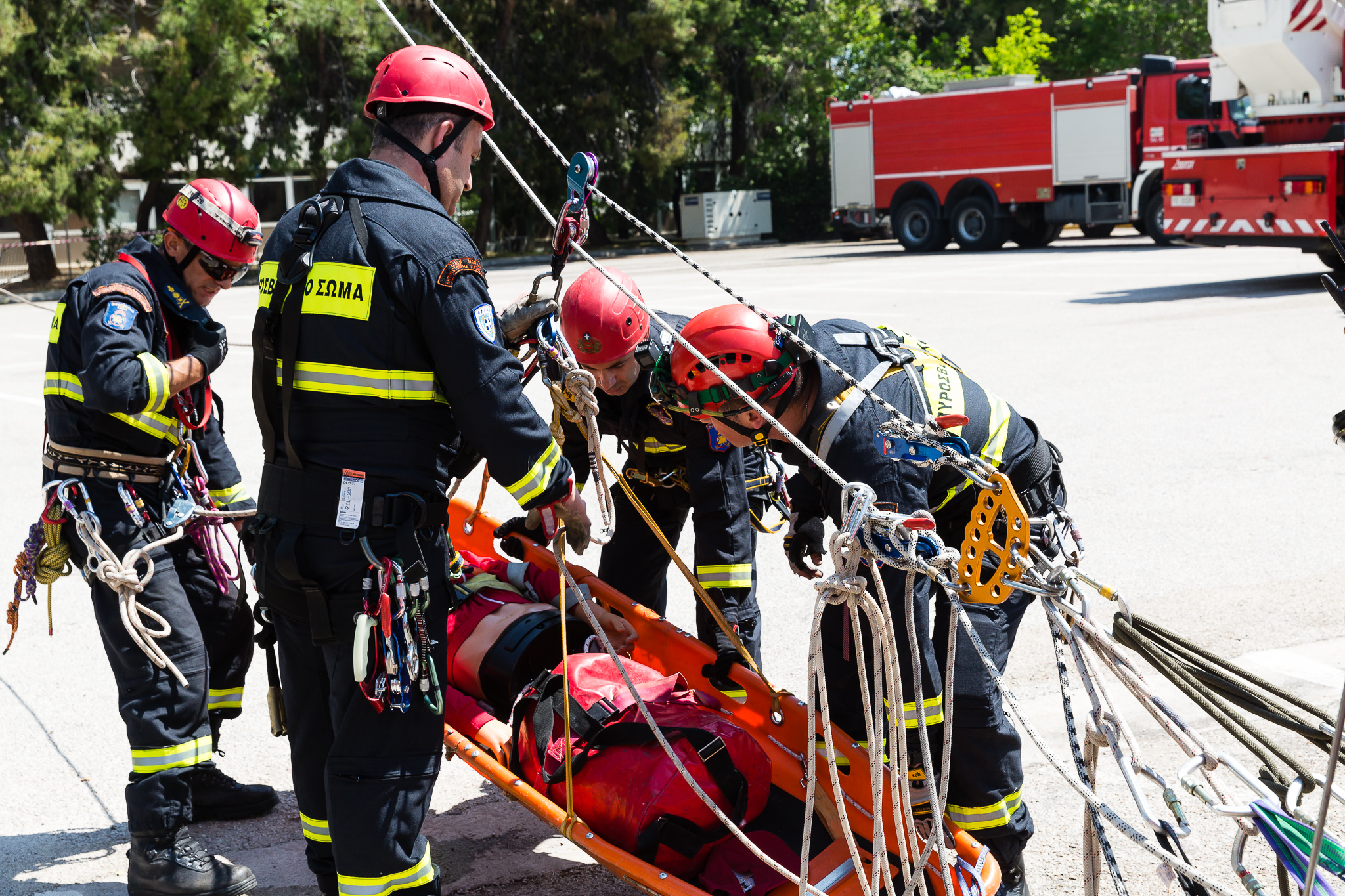 Τρία άτομα διέσωσε η Πυροσβεστική από πυρκαγιά σε πολυκατοικία στη Λάρνακα