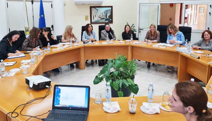 Συνάντηση φορέων και διευθυντών σχολείων Δήμου Αραδίππου
