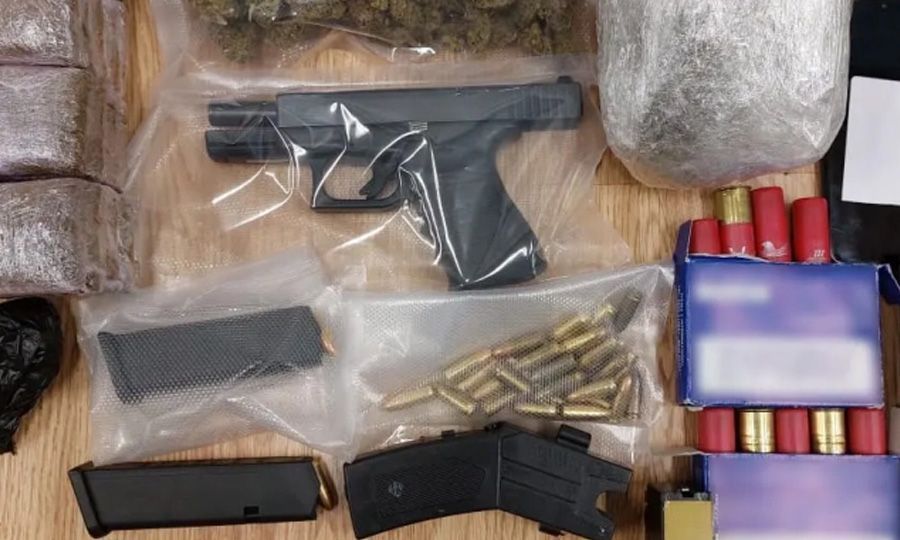 Κοκαΐνη, σφαίρες, πιστόλια και περίστροφο στο σπίτι 22χρονου