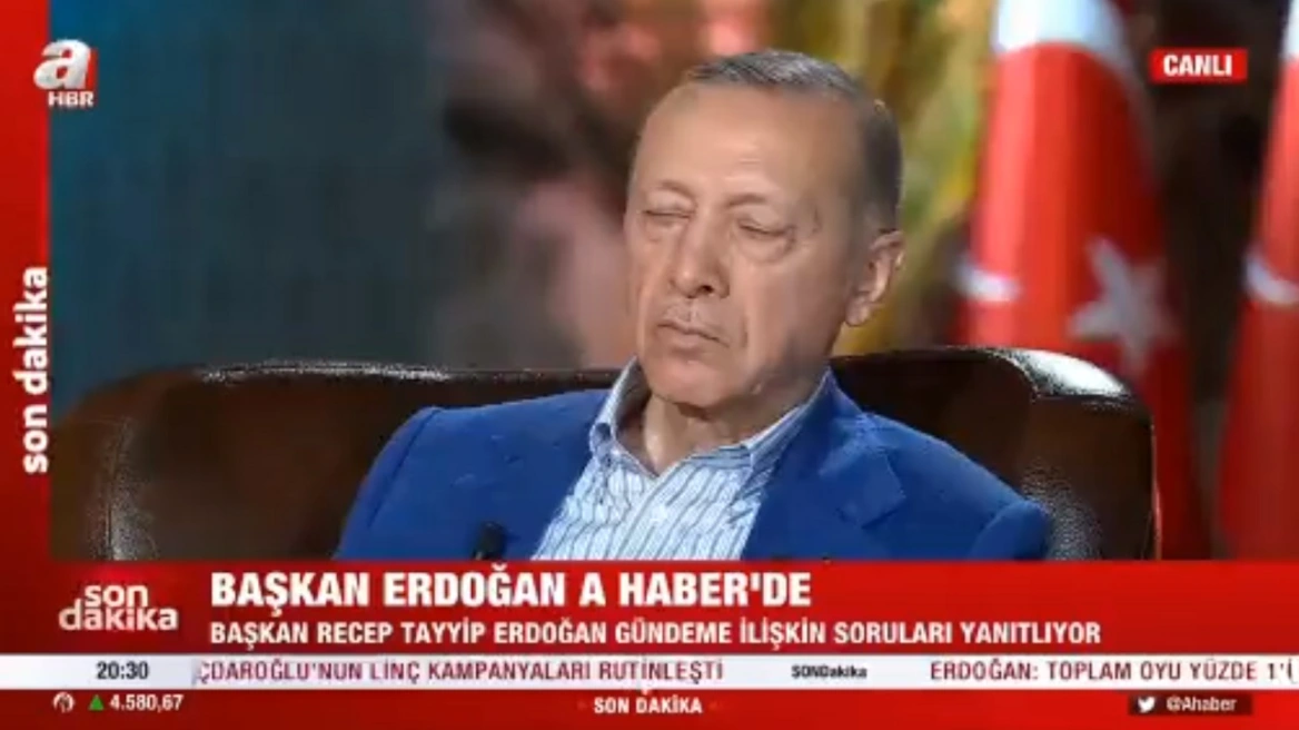 Εκλογές στην Τουρκία: Ο Ερντογάν… «αποκοιμήθηκε» στη διακαναλική συνέντευξη – Δείτε βίντεο