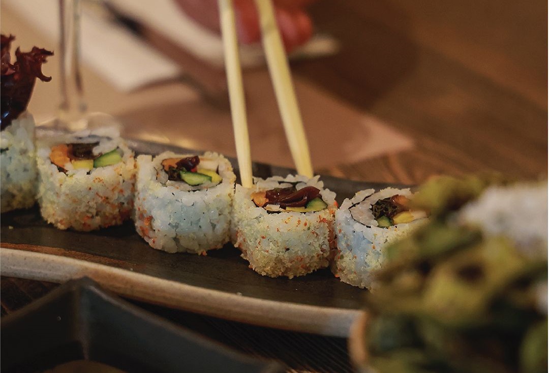 Απολαμβάνουμε λαχταριστό sushi δίπλα στη θάλασσα