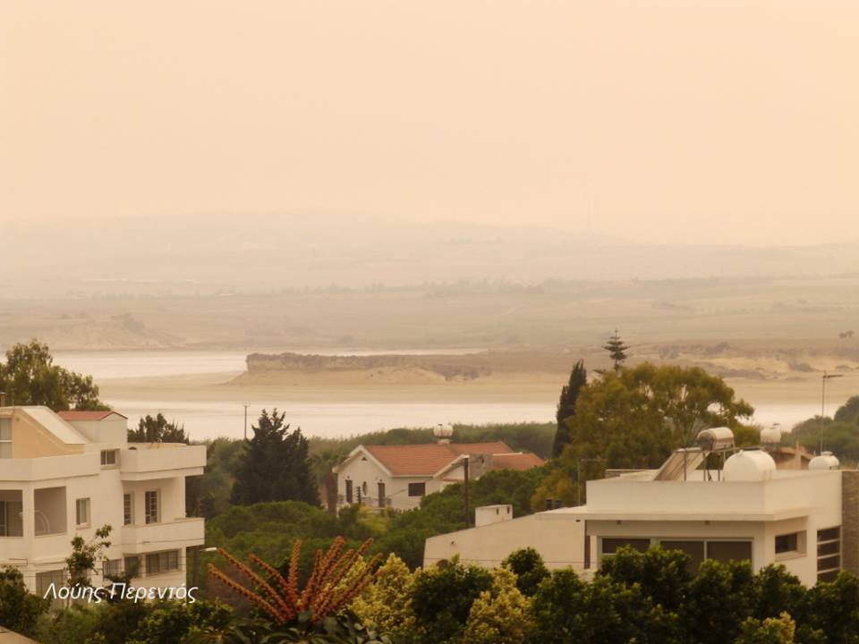 Σπάνιο κύμα σκόνης «έπνιξε» την Κύπρο, πότε αναμένεται να υποχωρήσει  (βίντεο)