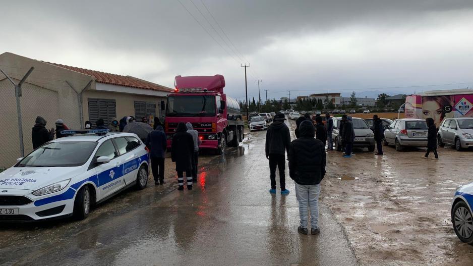 Κύκλωμα πλαστών αδειών παραμονής: Χειροπέδες και σε πιστοποιούσα υπάλληλο