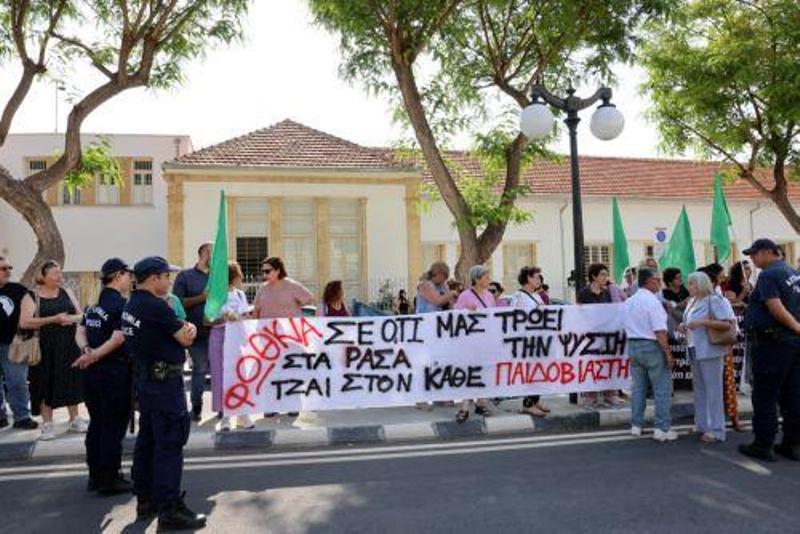 Οργανωμένοι πολίτες έξω από Αρχιεπισκοπή, ζήτησαν καθαίρεση Κιτίου