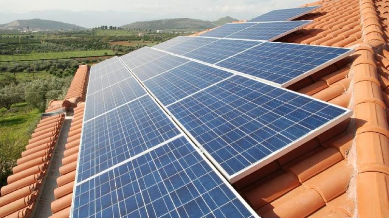 Χωρίς άδεια οικοδομής η εγκατάσταση φωτοβολταϊκών στις οροφές με νόμο της Βουλής