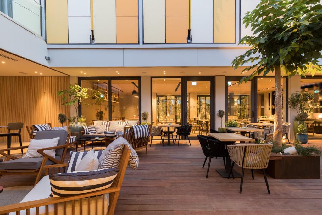 Discover the new all-day menu of Avli Restaurant in the picturesque courtyard of Hotel Indigo