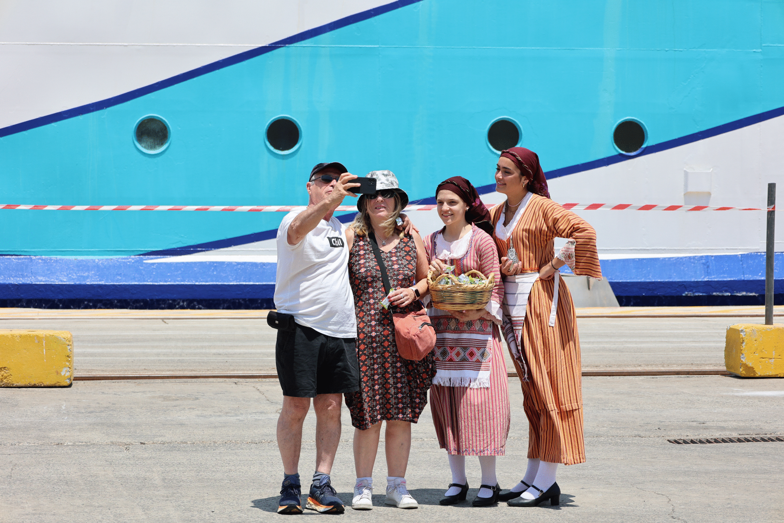 Με παραδοσιακούς χορούς, μουσική και εδέσματα, η υποδοχή του πρώτου πλοίου της Mano Cruises στο Λιμάνι της Λάρνακας