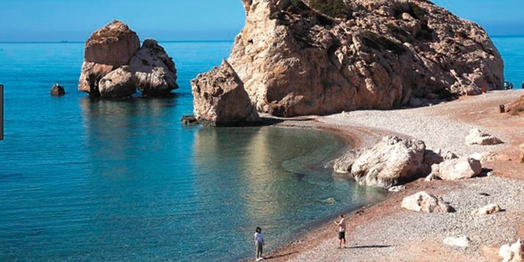 Έπαρχος Πάφου: Φυσικό μνημείο η περιοχή της Πέτρας του Ρωμιού και όχι παραλία λουομένων