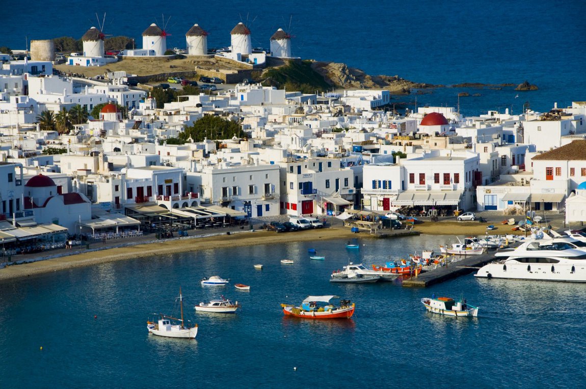 Χειροπέδες σε Κύπρια που διοργάνωσε παράνομο πάρτι στη Μύκονο