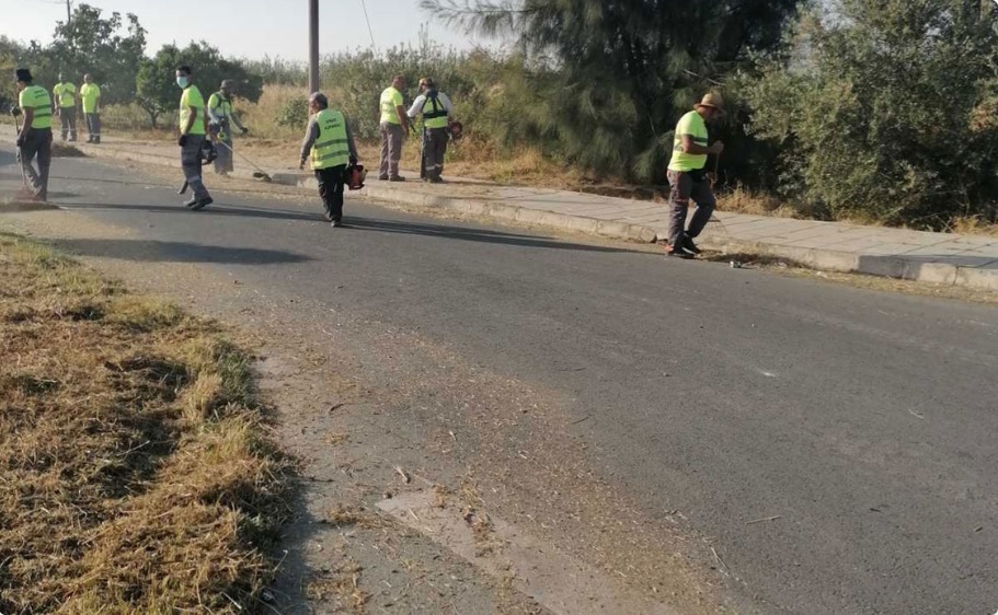 Λάρνακα: Συνεχίζονται οι εργασίες καθαρισμού από χόρτα σε πεζοδρόμια και δρόμους