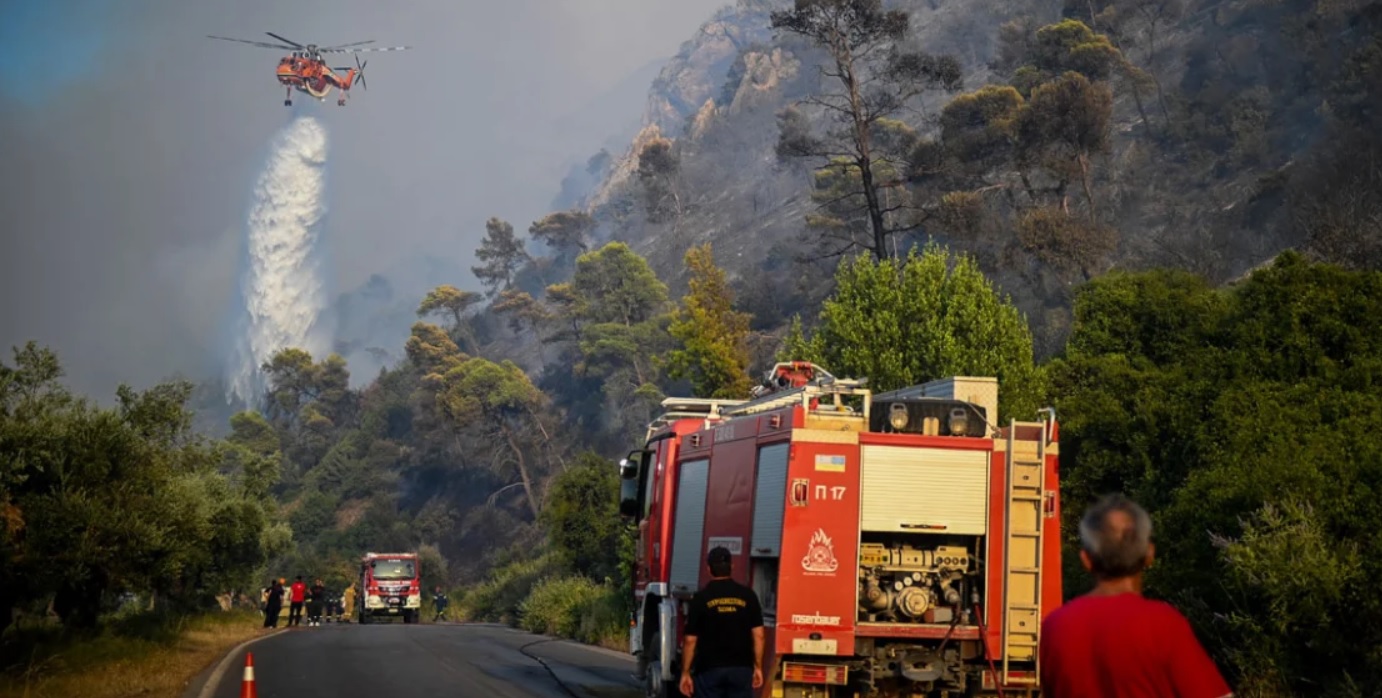 Πύρινος εφιάλτης στην Ελλάδα – Μάχη με τις φλόγες σε Αίγιο, Κέρκυρα, Κάρυστο, Ρόδο και Υλίκη