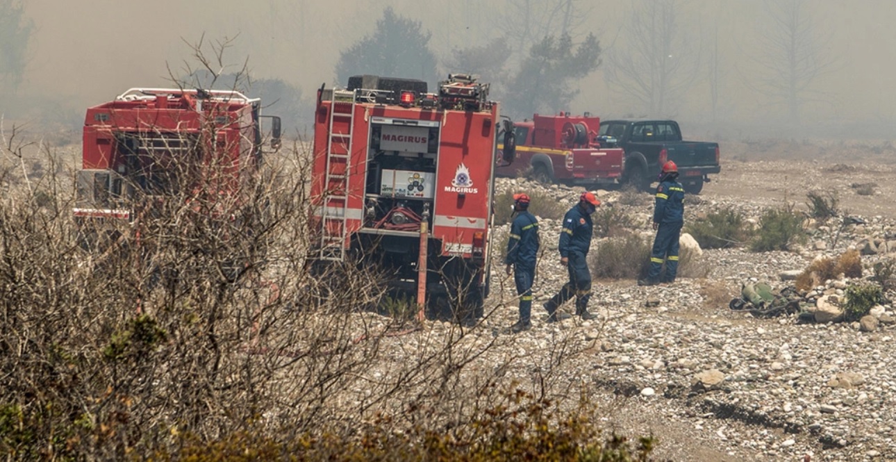 Ολονύκτιες οι μάχες με τις φλόγες σε Ρόδο Κέρκυρα, Κάρυστο και Δερβενάκια