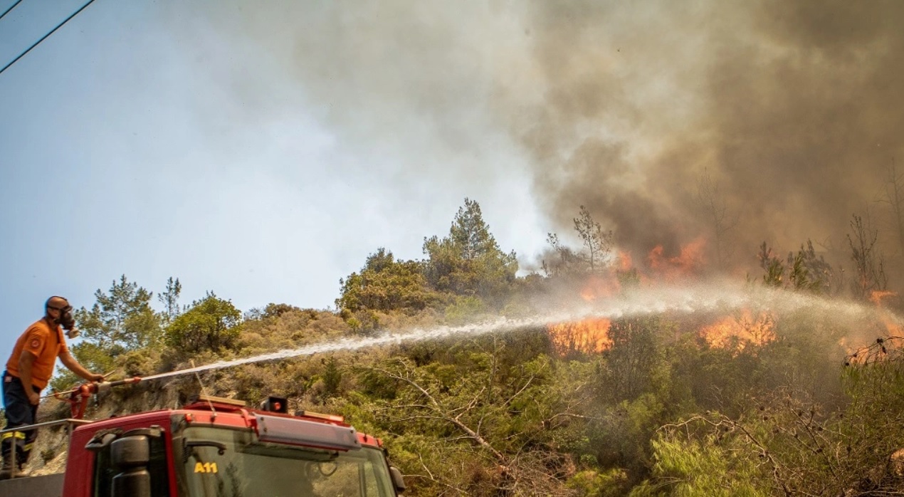 Συνολικά 90 φωτιές αντιμετωπίζει σήμερα η πυροσβεστική σε όλη την Ελλάδα