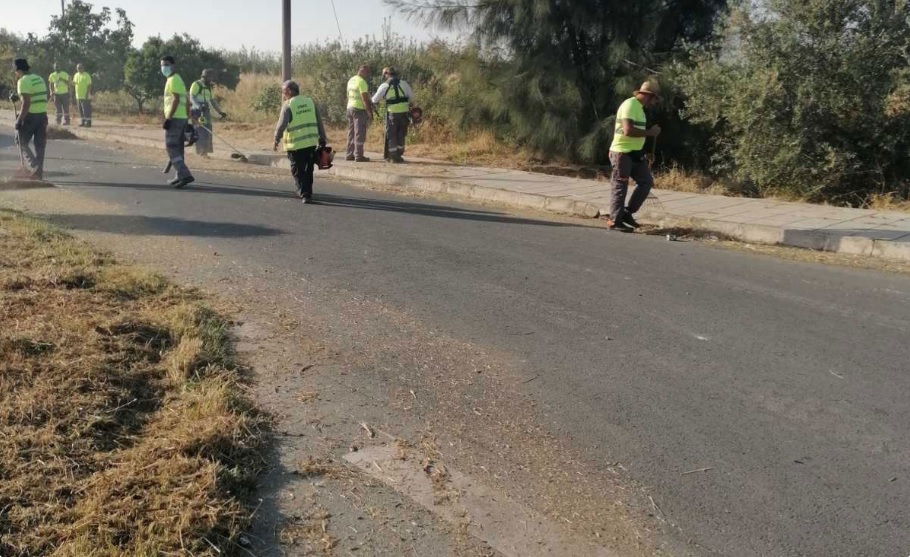 Λάρνακα: Συνεχίζονται οι εργασίες καθαρισμού από χόρτα σε πεζοδρόμια και δρόμους