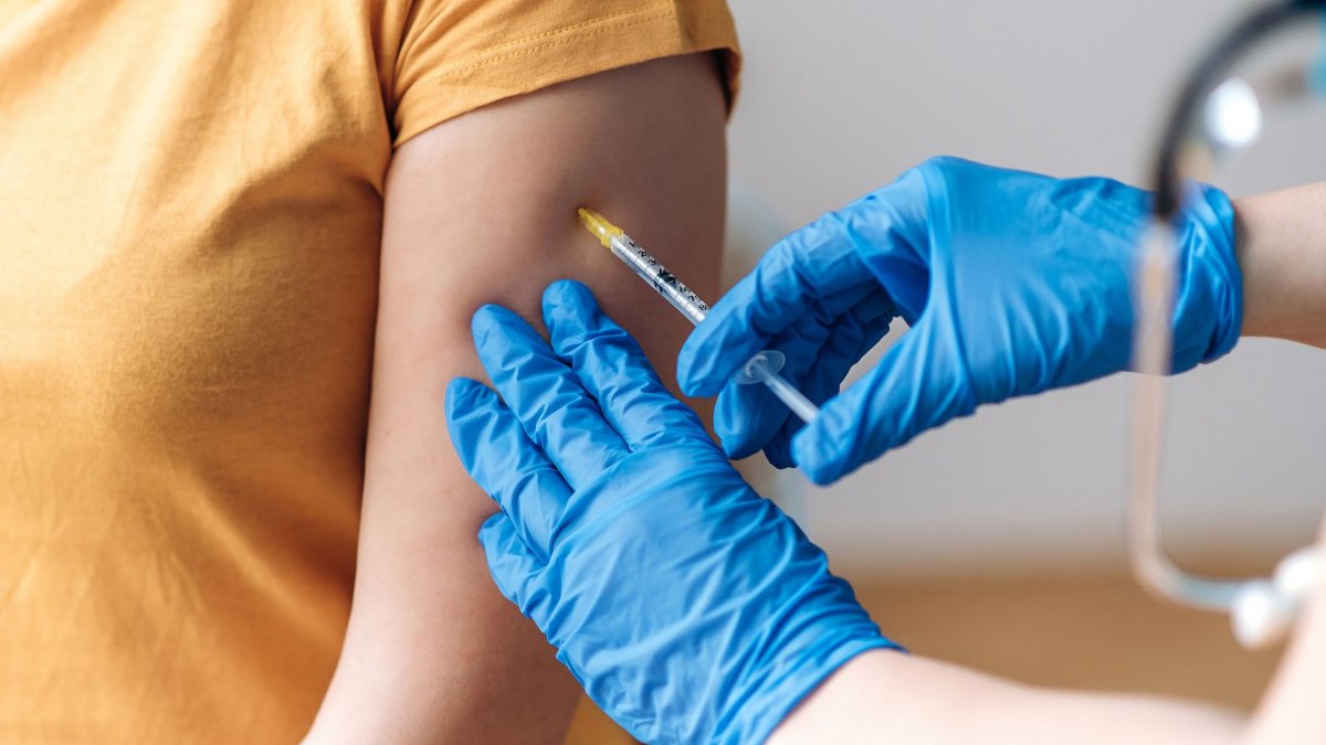 Για πρώτη φορά στην Κύπρο ταυτόχρονοι εμβολιασμοί για COVID και Γρίπη