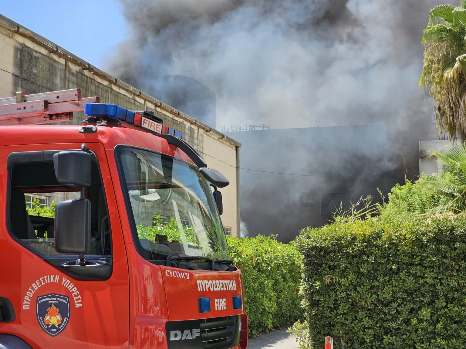 Μαύρος καπνός στη Λάρνακα από φωτιά σε στρώματα, πλαστικά και άχρηστα υλικά