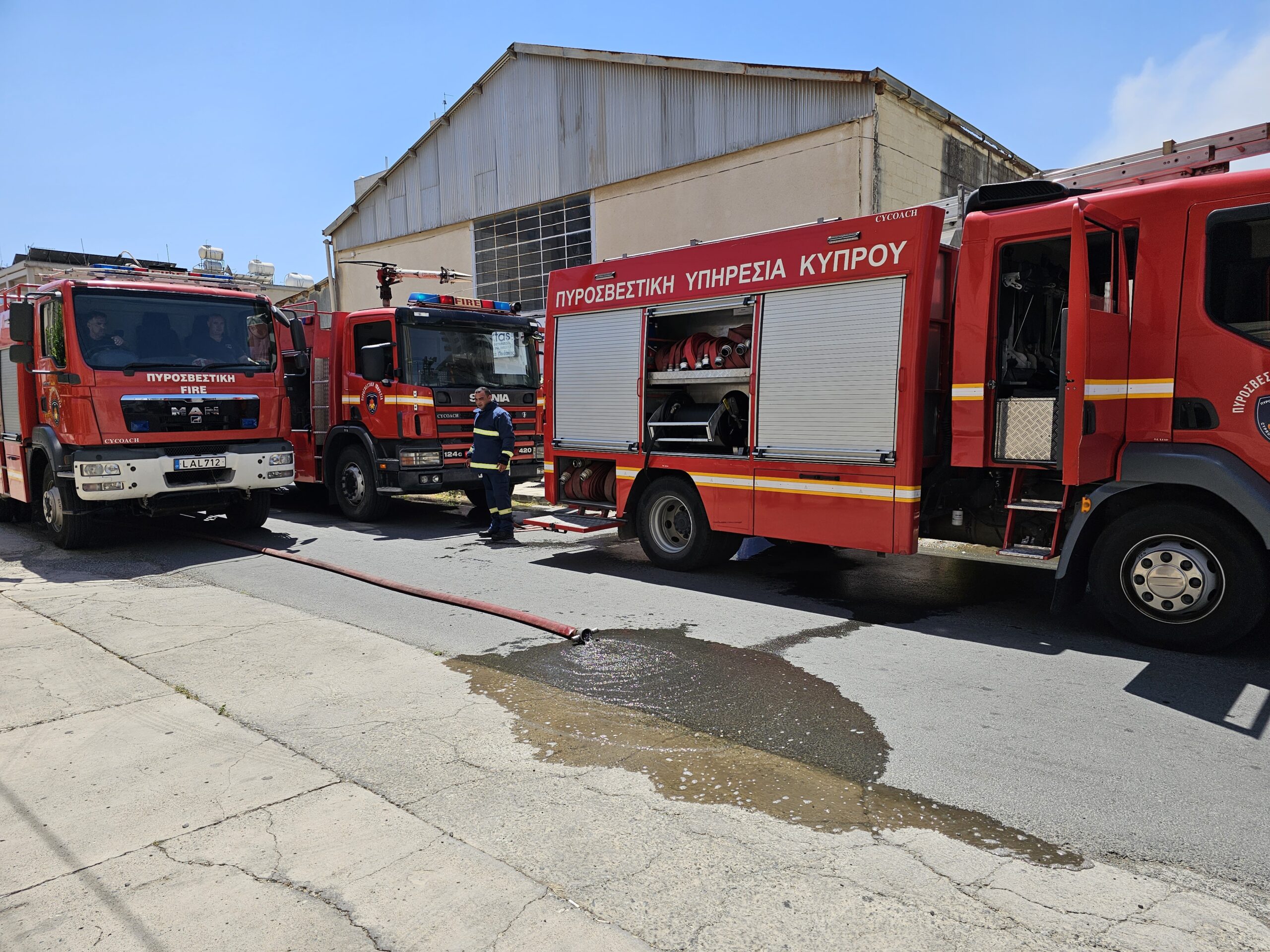 ΛΑΡΝΑΚΑ: Φωτιά στη Μακαρίου σε αποθήκες (βίντεο)