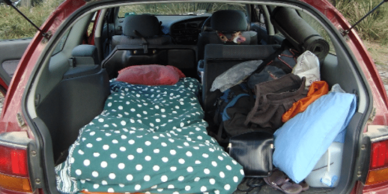 ΛΑΡΝΑΚΑ: Άστεγος ηλικιωμένος κοιμάται στο αυτοκίνητο του