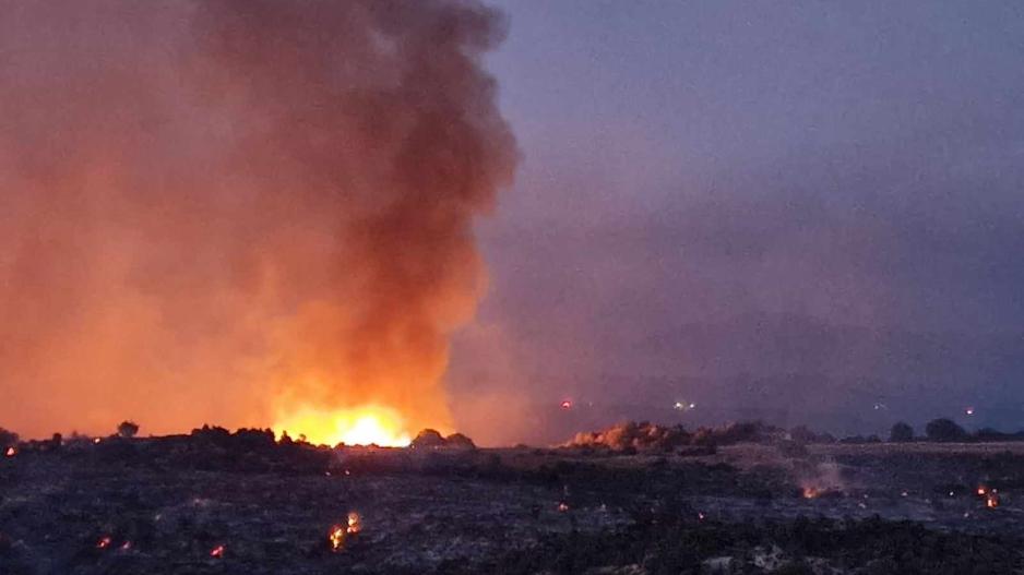 Φωτιά στην Άλασσα: Ξανά στη μάχη τα εναέρια μέσα – Συνδράμουν ελικόπτερα από Ιορδανία