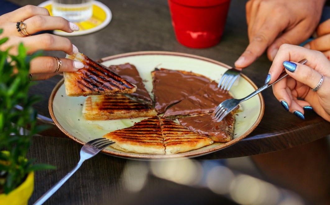 Ένα καφενείο της πόλης σερβίρει πίττα της σάτζιης με μέλι και σοκολάτα