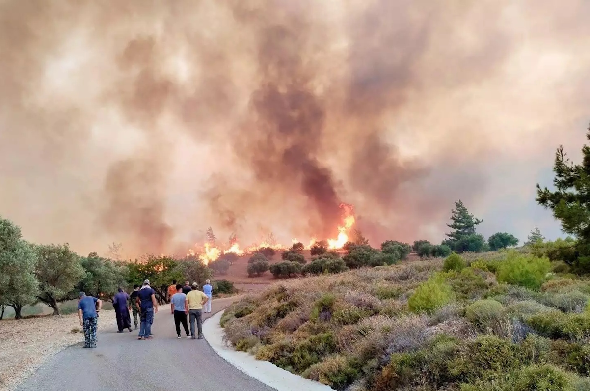 Σε πύρινο κλοιό η Ελλάδα, δύο νεκροί από τις πυρκαγιές