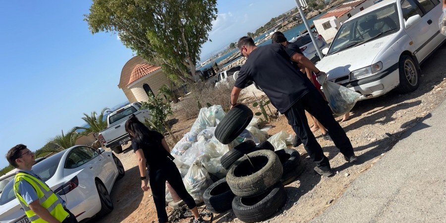 Περίπου 300 κιλά σκουπίδια μαζεύτηκαν από καθαρισμό 6 χλμ παραλίας στη Λάρνακα