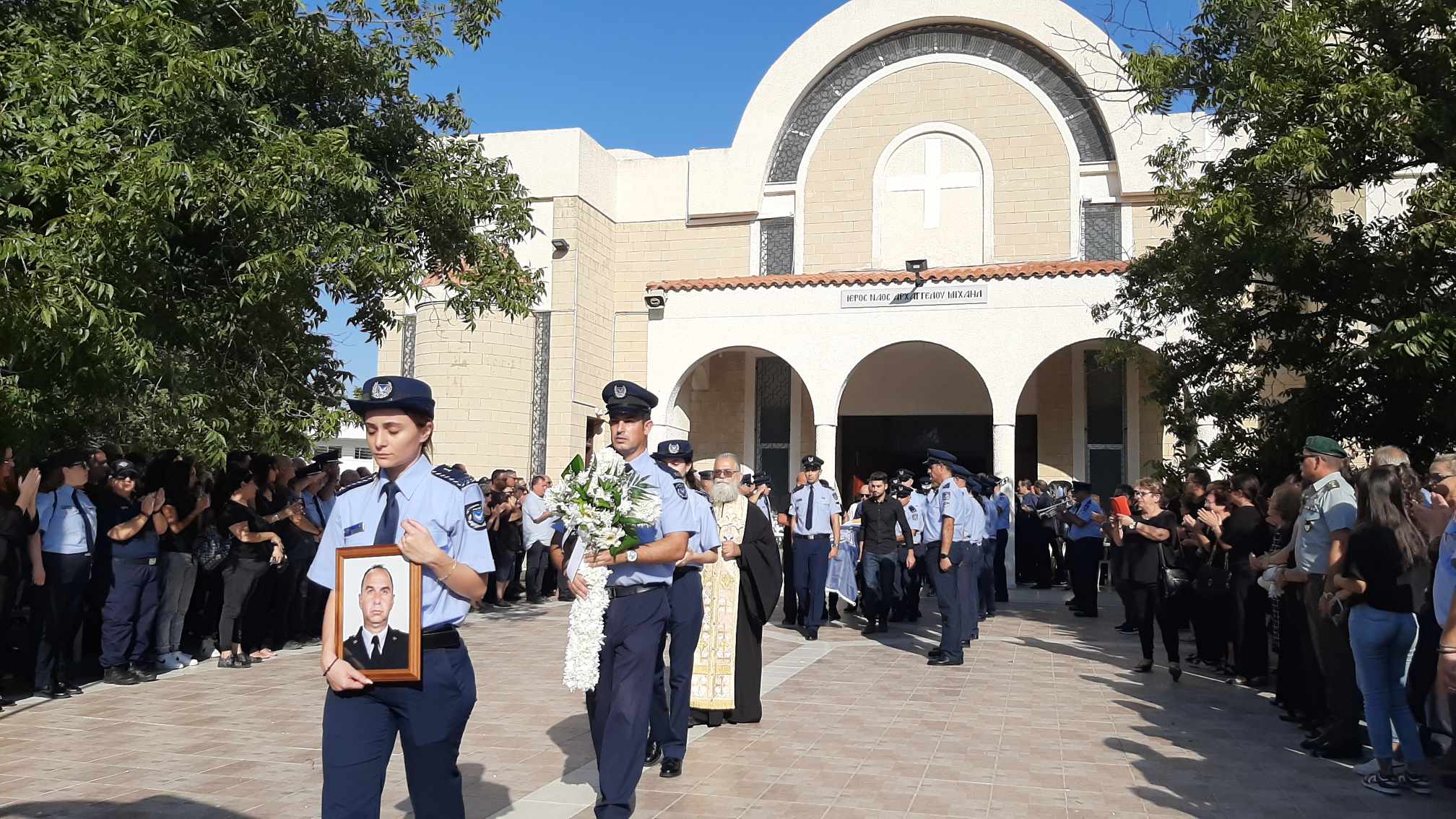 ΦΩΤΟ – ΒΙΝΤΕΟ: Με τιμές η κηδεία του Αστυφύλακα, Πέτρου Ελευθερίου στην Ορόκλινη