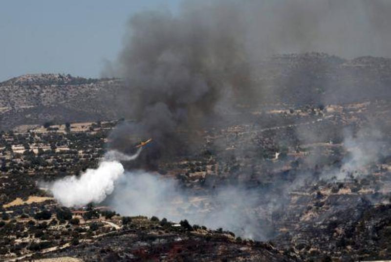 Ανεξέλεγκτη παρά τις προσπάθειες παραμένει η πυρκαγιά στην περιοχή της Ακρούντας