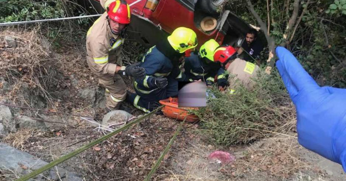 Διάσωση δύο προσώπων εντός οχήματος στο χείλος γκρεμού