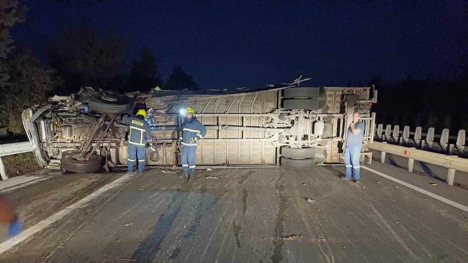 Κυκλοφοριακό κομφούζιο στο highway:Σε κατάσταση σοκ ο οδηγός του φορτηγού (ΦΩΤΟ)