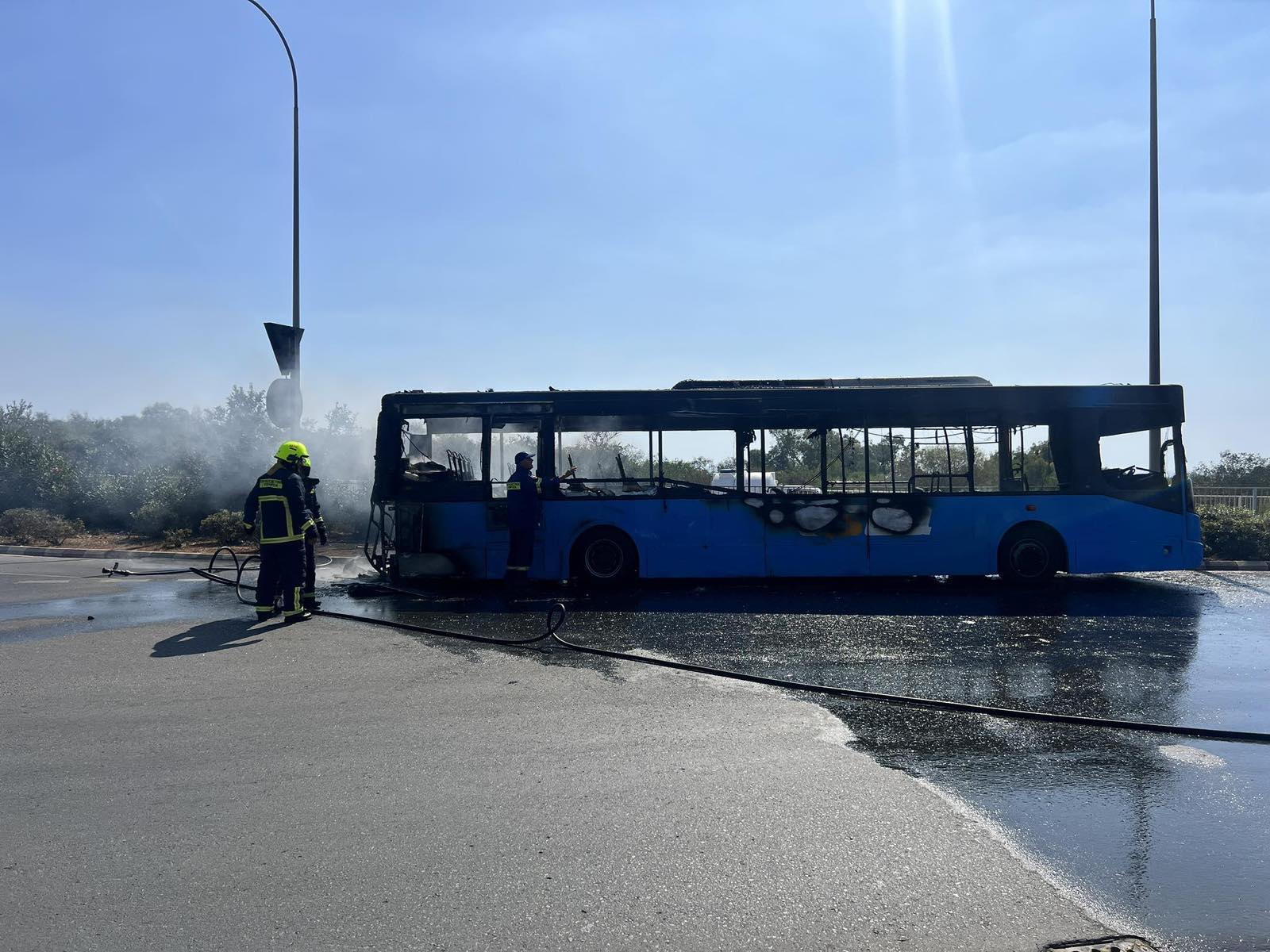 Στάχτη και αποκαΐδια λεωφορείο στην Αγία Νάπα- Εξήλθαν με ασφάλεια οι επιβάτες