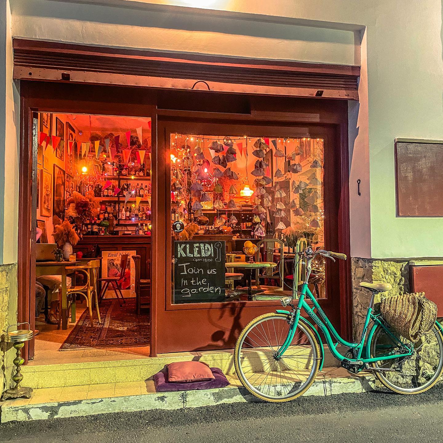Θερινό σινεμά σε ένα κουκλίστικο café-bar στη Λάρνακα