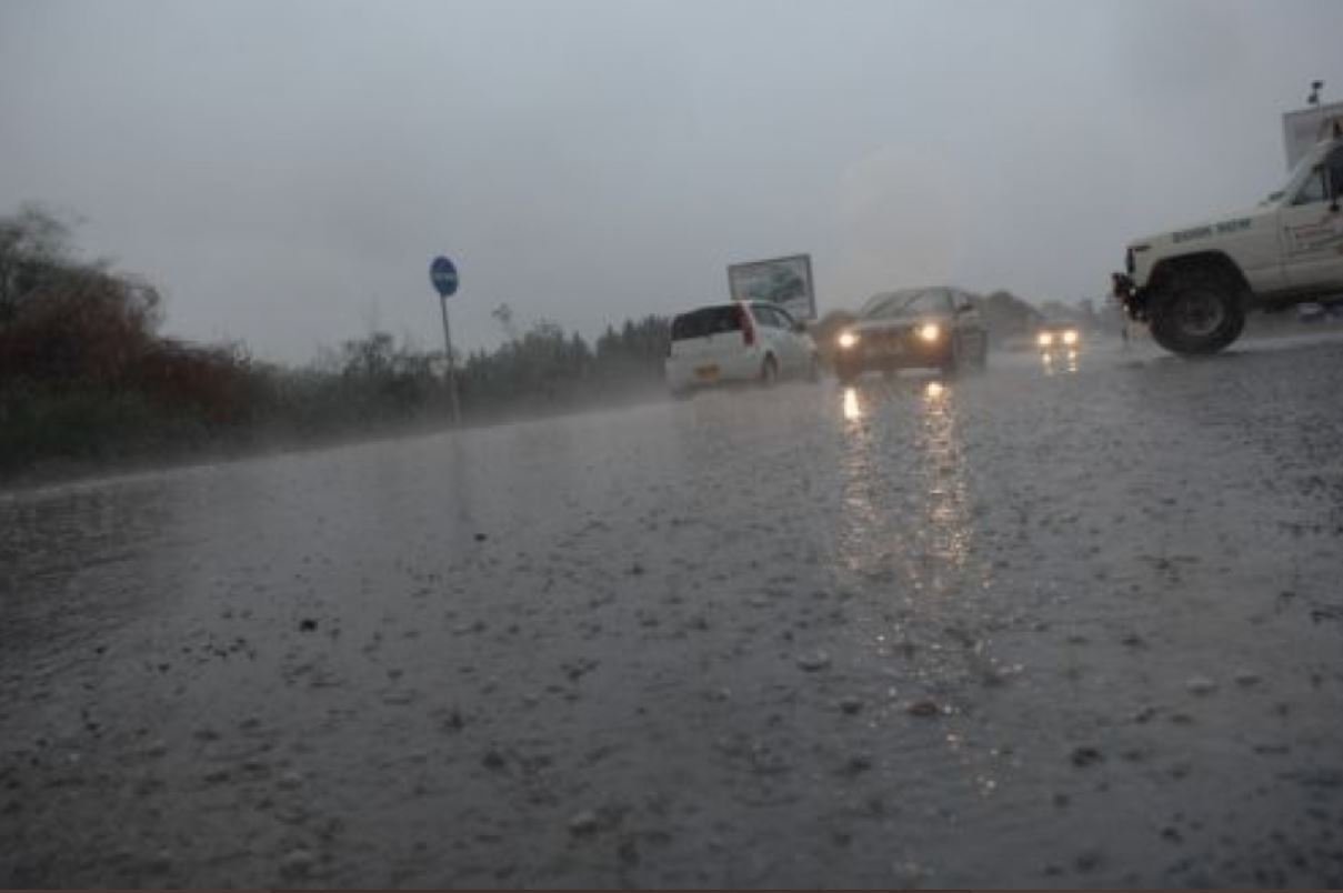 Οδηγοί προσοχή: Συσσώρευση νερού στον αυτοκινητόδρομο στο ύψος Καλαβασού λόγω έντονης βροχόπτωσης