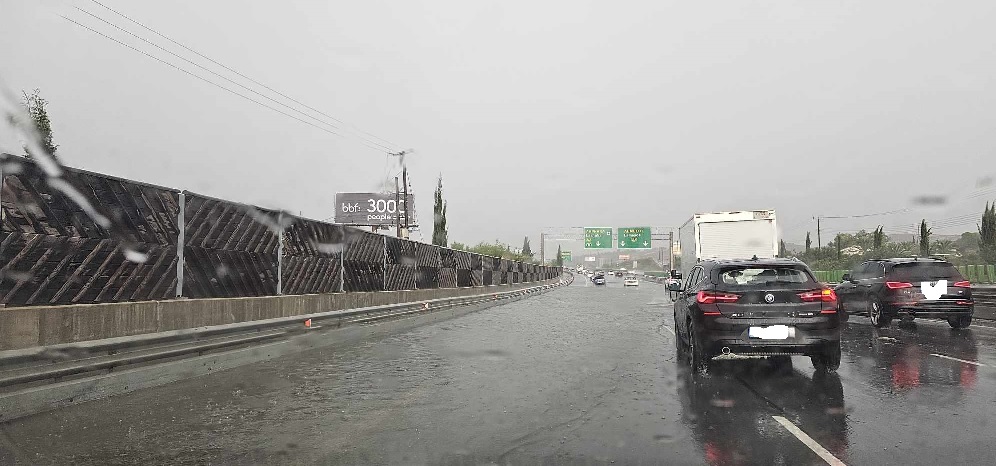 ΒΙΝΤΕΟ- ΦΩΤΟ: Οι βροχές “έφεραν” αυξημένη τροχαία κίνηση στον αυτοκινητόδρομο Λευκωσίας – Λάρνακας