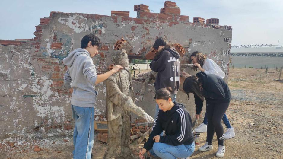 Το συμβολικό γλυπτό μαθητών που στέλνει μηνύματα κατά της κακοποίησης παιδιών