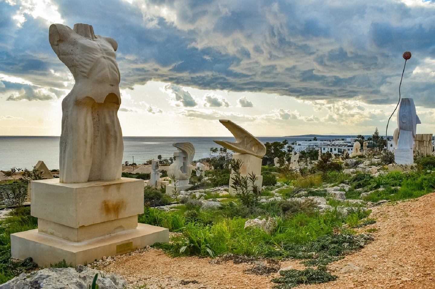 Εκατό και πλέον δεντρύλλια φυτεύτηκαν στο Πάρκο Γλυπτικής Αγίας Νάπας