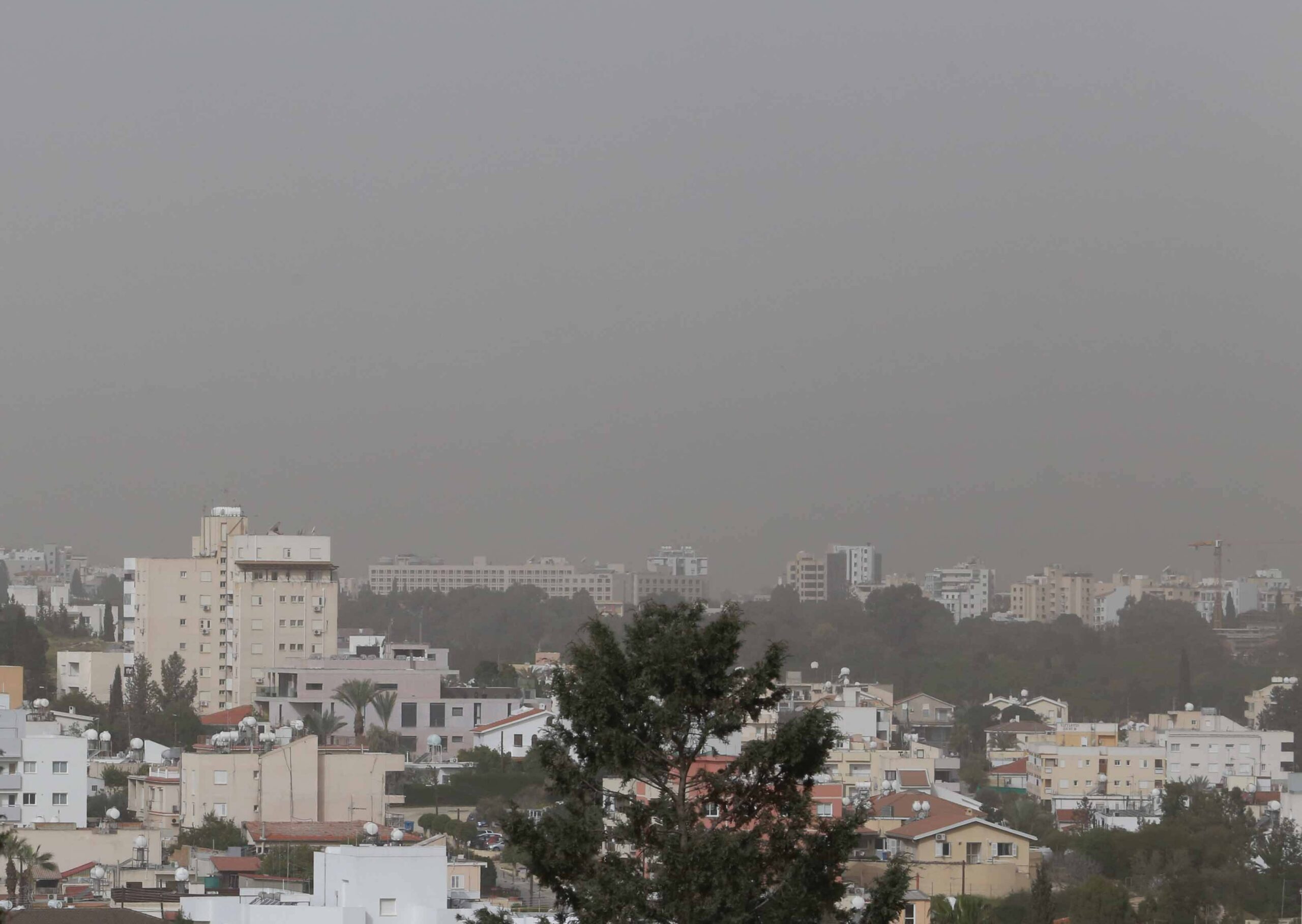 Κολλημένος στα ψηλά ο υδράργυρος και σκόνη στην ατμόσφαιρα