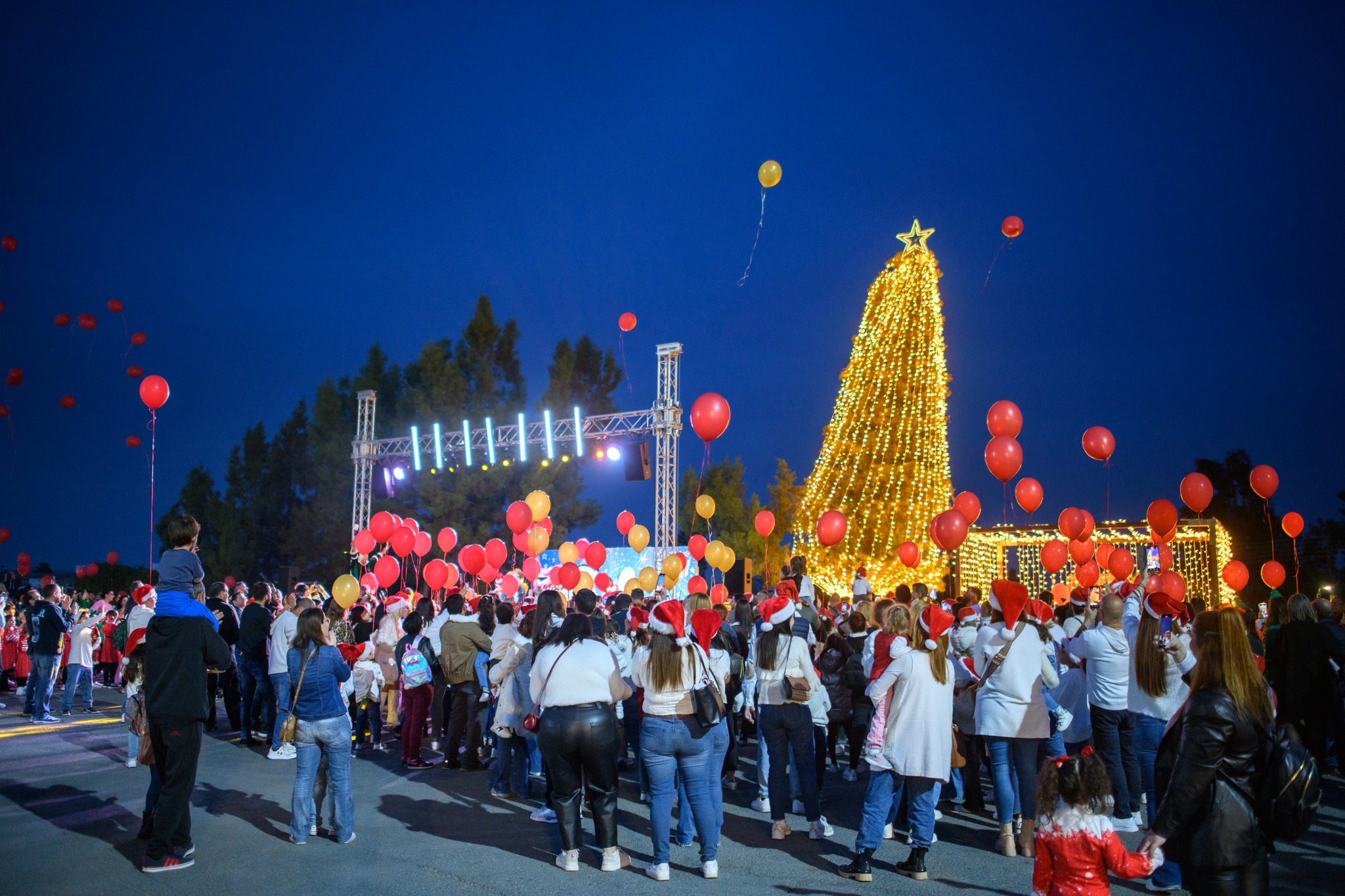 Η Αραδίππου υποδέχθηκε τα Χριστούγεννα με φως και χαμόγελο