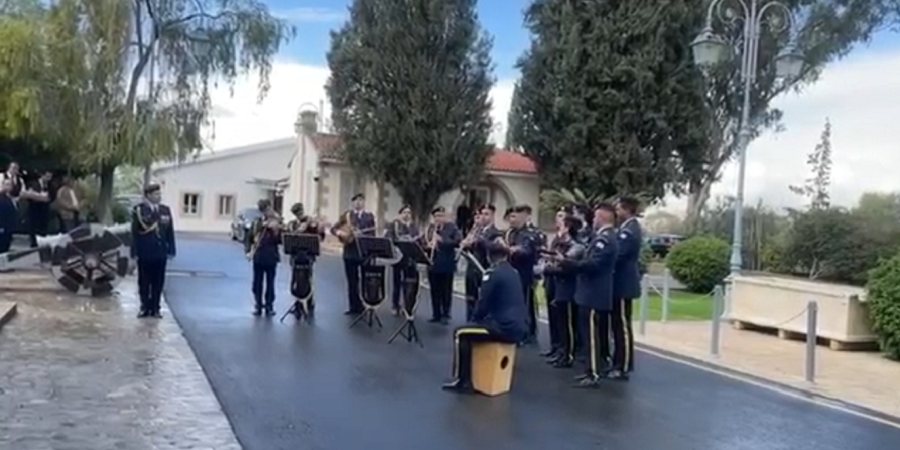 Συγκινητική στιγμή από την Φιλαρμονική της Αστυνομίας: Τραγούδησαν το «Χώμα που Περπάτησα» στον Πρόεδρο (βίντεο)