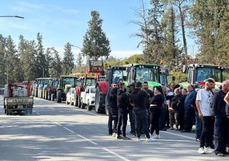 Έξω από το Προεδρικό οι αγρότες διαμαρτυρόμενοι για την κρατική χορηγία