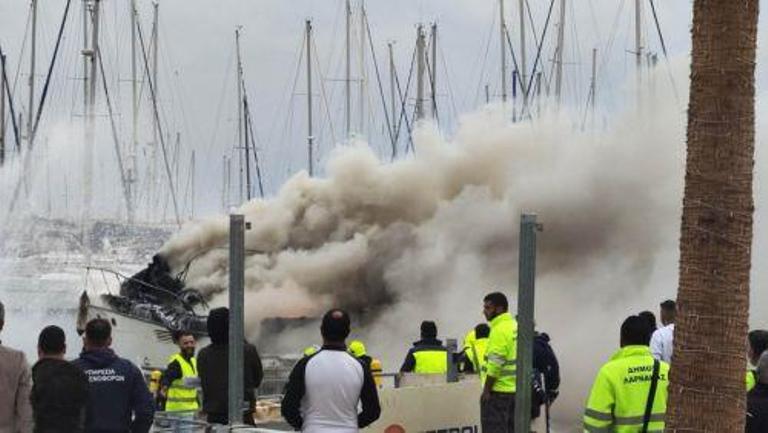 Πλήρως ελεγχόμενη η πυρκαγιά που ξέσπασε σε τρία σκάφη στη μαρίνα Λάρνακας