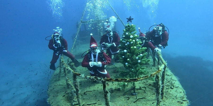 ΦΩΤΟ: Άγιοι Βασίληδες στόλισαν Χριστουγεννιάτικο δέντρο στον βυθό του Πρωταρά