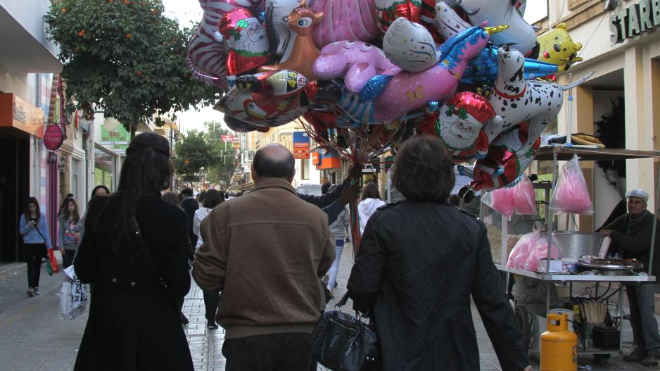 Αυξημένη κίνηση στην αγορά λόγω των γιορτών – Πότε αρχίζουν οι εκπτώσεις