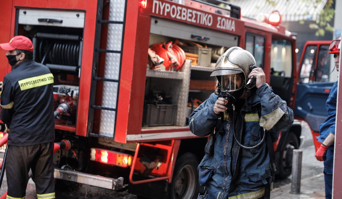 Διαμέρισμα ηλικιωμένης στις φλόγες, πρόλαβαν και την απομάκρυναν οι Πυροσβέστες