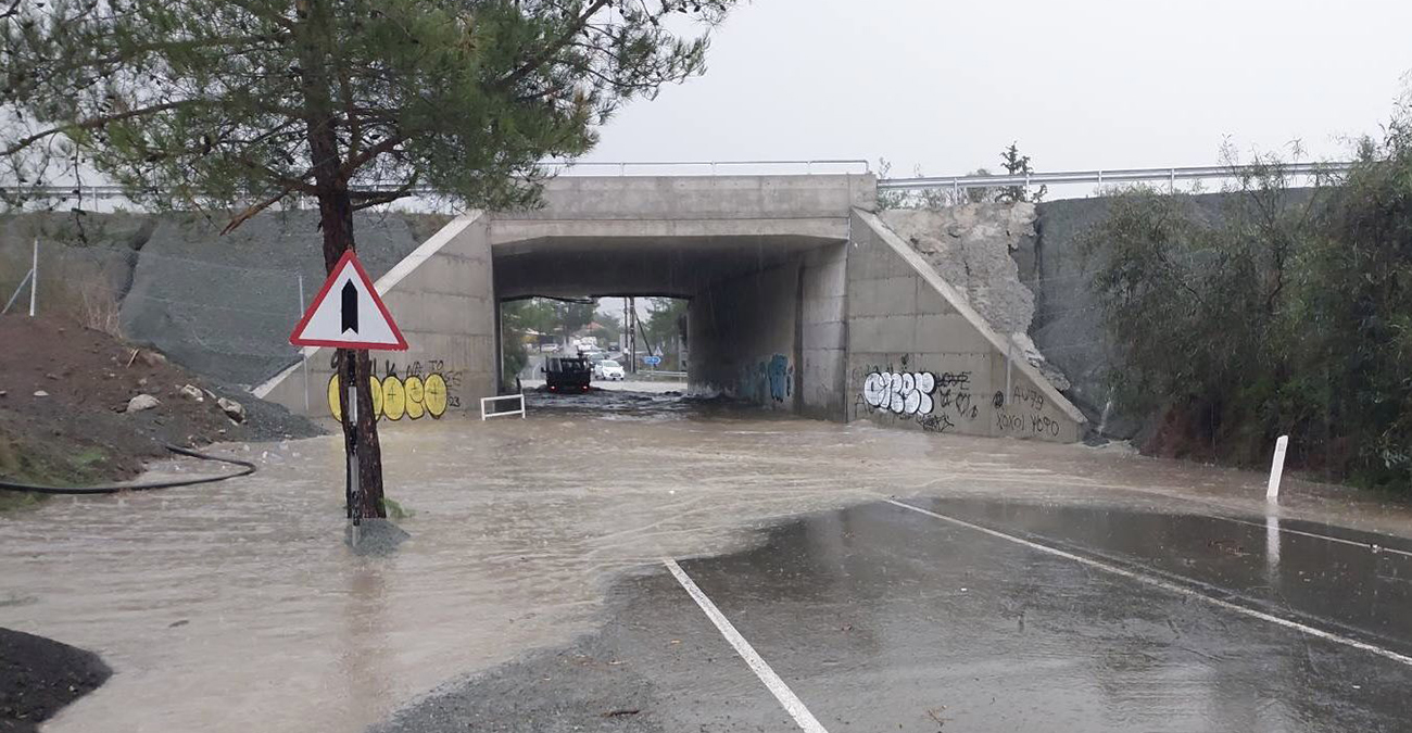 Εδώ και ενάμιση χρόνο χωρίς φωτισμό η υπόγεια γέφυρα Κόρνου που πλημμύρισε