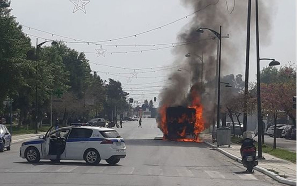 Τώρα: Στις φλόγες λεωφορείο που μετέφερε μαθητές