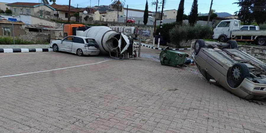 Σε σοβαρή κατάσταση ο οδηγός της μπετονιέρας – Πως έγινε το ατύχημα