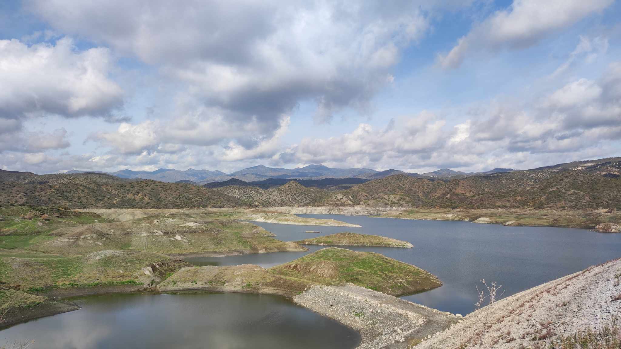 Ανησυχία στην Καλαβασό για το φράγμα που «στεγνώνει», μόνο ψιχάλες στον ορίζοντα