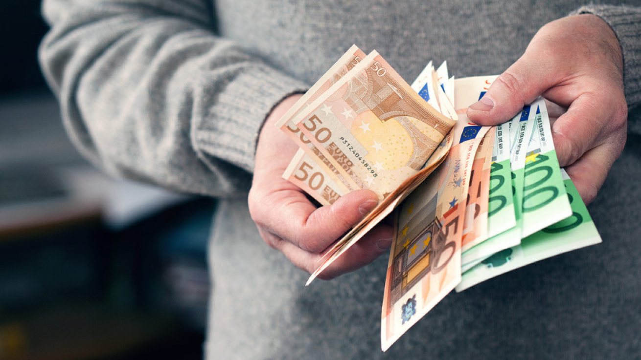 Στα χίλια ευρώ από σήμερα ο Εθνικός Κατώτατος Μισθός