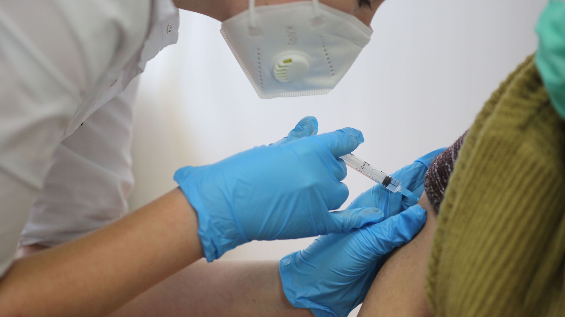 Τα κρούσματα covid έφεραν αύξηση εμβολιασμών στα κέντρα